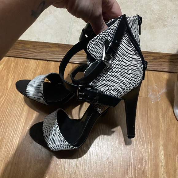 Black and white heels. - Picture 3 of 4